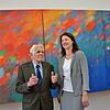 Der Maler Emil Kiess und Heike Frommer, Leiterin der Bodenseegalerie in Meersburg, im gut gelaunten Fachgespräch. Im Hintergrund ein ...