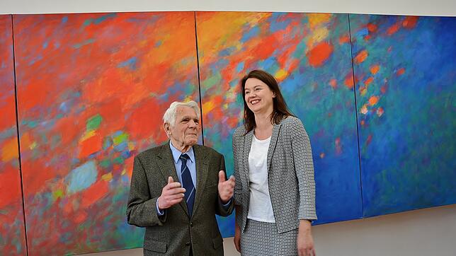 Der Maler Emil Kiess und Heike Frommer, Leiterin der Bodenseegalerie in Meersburg, im gut gelaunten Fachgespräch. Im Hintergrund ein ...