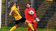 Mike Duffner vom SV Obereschach scheitert an Torhüter Steven Bucma vom FC Hochemmingen.