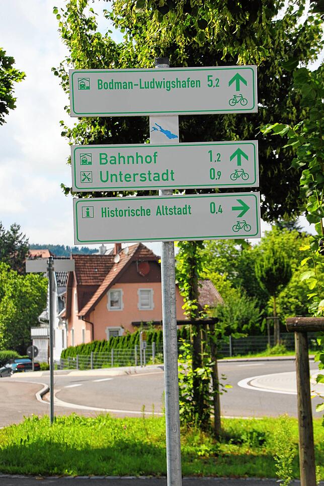Beschilderung des neues Radwegenetzes in Stockach beim Kreisverkehr in der Winterspürerstraße.