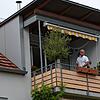 Michael Breuninger steht auf dem Balkon seiner Wohnung. Im vorderen Bereich der Brüstung hätte er gerne eine Photovoltaik-Anlage ...