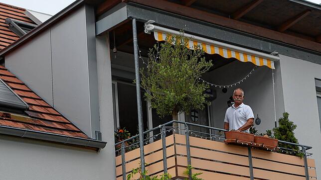 Michael Breuninger steht auf dem Balkon seiner Wohnung. Im vorderen Bereich der Brüstung hätte er gerne eine Photovoltaik-Anlage ...