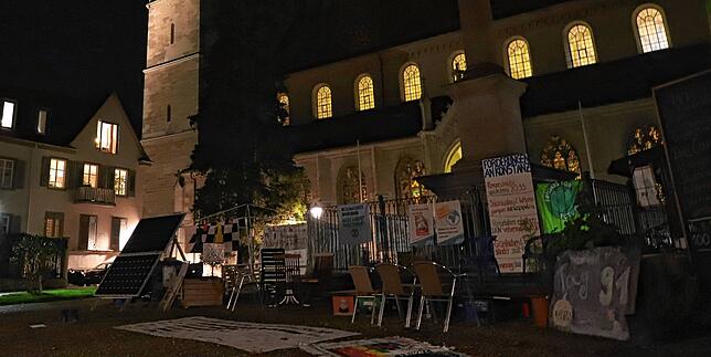 Klimacamp von Fridays for Future (FFF) auf dem Pfalzgarten. Im Hintergrund ist das Konstanzer Münster bei Nacht zu erkennen (Aufnahme ...