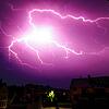 Blitze erhellen am Dienstagabend den Himmel über Mühlhofen. Das Unwetter bringt den erwarteten Starkregen mit sich.