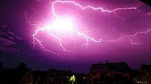 Blitze erhellen am Dienstagabend den Himmel über Mühlhofen. Das Unwetter bringt den erwarteten Starkregen mit sich.
