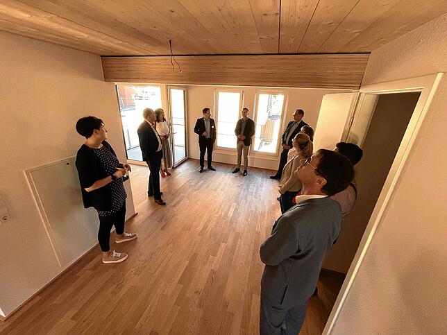 Ein Mikroloft aus fast 100 Prozent Holz – die Fenster sind aus Kunststoff, das Geländer aus Stahl.