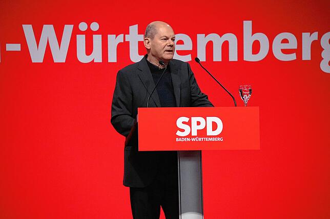 Olaf Scholz spricht vom Mindestlohn – und attackiert die Union. Die SPD-Delegierten applaudieren.