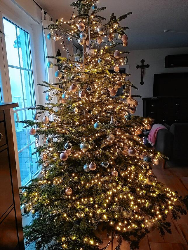 Dieser wunderschöne Christbaum steht bei Sandra Rüdt in Bettmaringen.