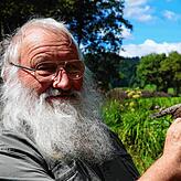 Peter Berthold mit einem Wendehals am Sielmann-Weiher in Billafingen