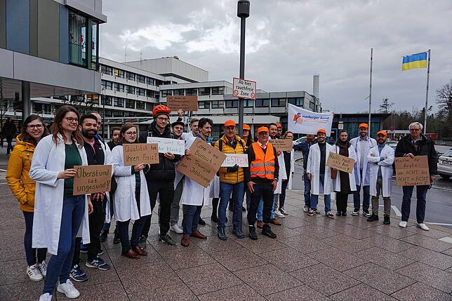 Vor allem junge Ärzte standen mit ihren Forderungen vor der Klinik.