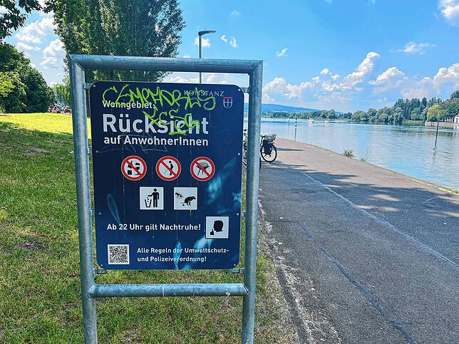 Ein Schild am Schänzle weist heute daraufhin, dass Gäste kein zerbrochenes Glas am Ufer liegen lassen sollen. Ein generelles Glasverbot ...