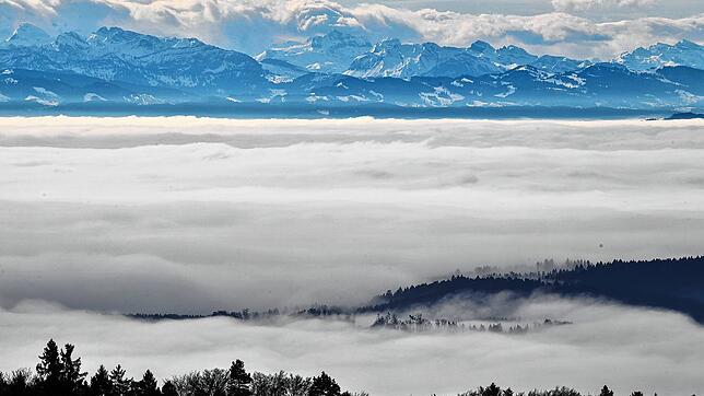 Dichter Nebel liegt über dem Bodensee, gesehen vom Berg Höchsten bei Illmensse aus. Der See ist ein riesiger Wärmespeicher, der jetzt ...