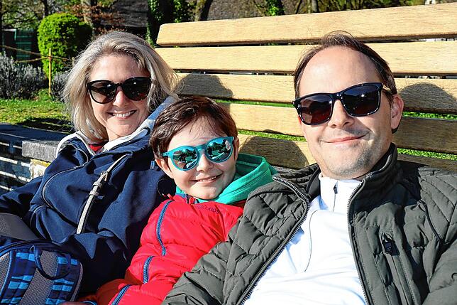 Martha, Maximilian und Jochen Rensmann aus Frankfurt verbringen einen Urlaubstag am Rheinfall.