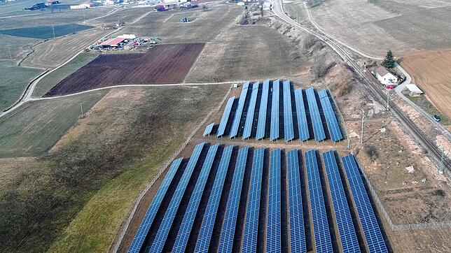 Die Photovoltaik-Freiflächen bei Döggingen sollen noch in diesem Jahr Zuwachs bekommen. Das Projekt der Energiedienst Holding kann schon ...