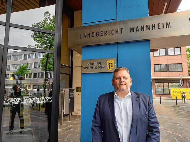 Christoph Hess verlässt am Tag der Urteilsverkündung das Landgericht Mannheim als freier Mann. Er wurde zu neun Monaten Freiheitsstrafe, ...