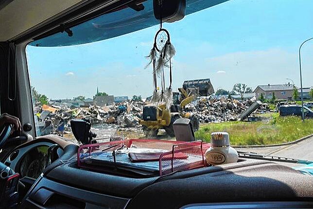 Auf dem Weg durchs Katastrophengebiet fahren Birgit Nadig und Markus Brandt immer wieder an riesigen Schuttbergen vorbei.