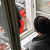 Tanja Rebmann unterhält sich bei der Spendenaktion am Samstag mit einem Spender, der sich für die aktuellen Auslastungszahlen der ...