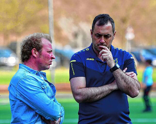 Ratlos: Während der Halbzeit schon suchten Trainer Daniel Pietzke (rechts) und Co-Trainer Florian Vogelbacher nach Gründen und Ursachen.