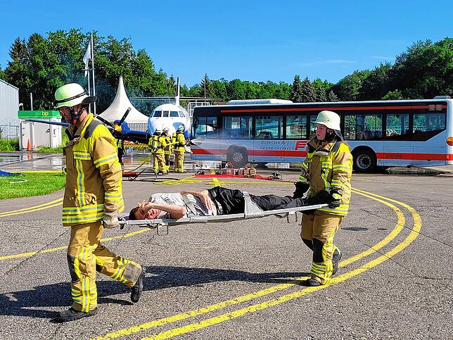 Bild 4: Passagierbus rammt Flugzeug: Einsatzkräfte trainieren am Flughafen den Ernstfall
