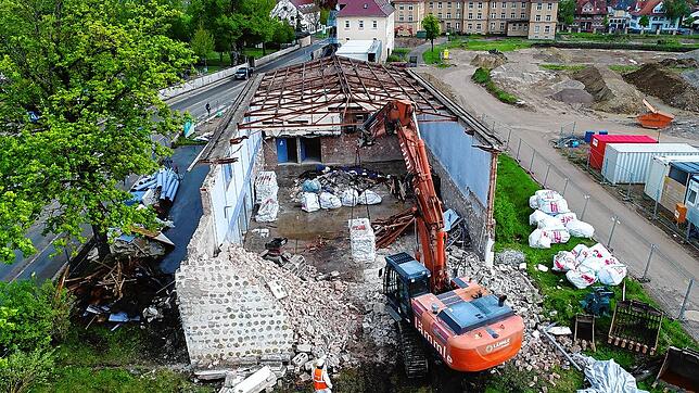 Die Tage des alten Cinema-Gebäudes in der Friedhofstraße sind gezählt und der Abrissbagger hat seine Arbeit bereits begonnen.