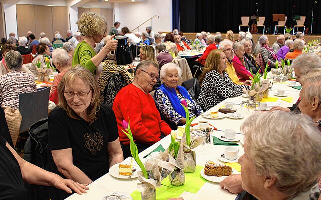 Voll besetzt war die Stadthalle Wehr beim Seniorennachmittag der Seelsorgeeinheit Wehr-Öflingen-Schwörstadt. Die Besucher hatten ihren Spaß.