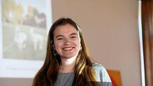 Anna Mattmüller referiert über ihr Freiwilliges Soziales Jahr in Peru.  Foto:  Hans-Jürgen Kommert