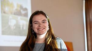 Anna Mattmüller referiert über ihr Freiwilliges Soziales Jahr in Peru.  Foto:  Hans-Jürgen Kommert