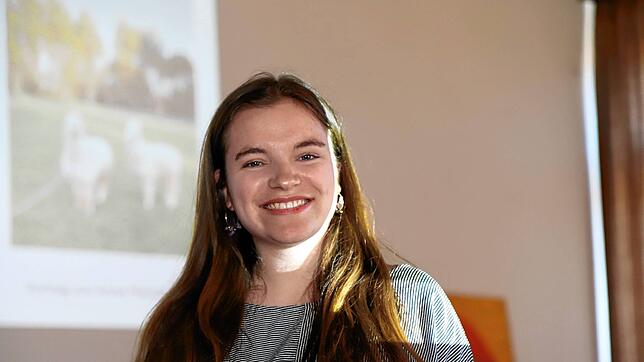 Anna Mattmüller referiert über ihr Freiwilliges Soziales Jahr in Peru.  Foto:  Hans-Jürgen Kommert