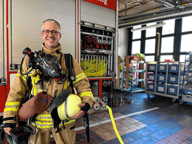 Jörg Eichling in voller Montur. Mit Atemschutzausrüstung schleppen die Feuerwehrleute gut 20 Kilo extra mit sich herum – eine körperlich ...