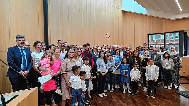 Landrat Martin Kistler (links) überreicht zehn Männern und Frauen im Beisein von Familien, Freunden, Kreisräten und Bürgermeistern ihre ...