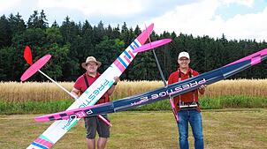 Michael Hipp (links) und Peter Kible freuen sich schon sehr darauf, am kommenden Wochenende viele Menschen aus der Region am Fluggelände ...
