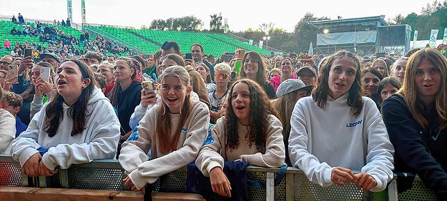 Die Leony-Fans sicherten sich einen Platz in der ersten Reihe.