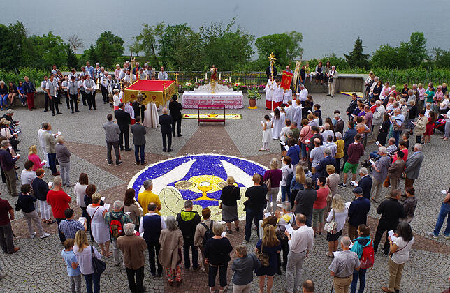 Zahlreiche Besucher aus den Umlandgemeinden wohnen der Heiligen Messe und im Anschluss der Fronleichnamsprozession an der Birnau bei.