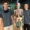 Jana Lehmann ist sein Kurzem ausgebildete Orthopädietechnikerin und -mechanikerin. Ihr Kollege Adrian Iacubino ist im ersten Lehrjahr ...