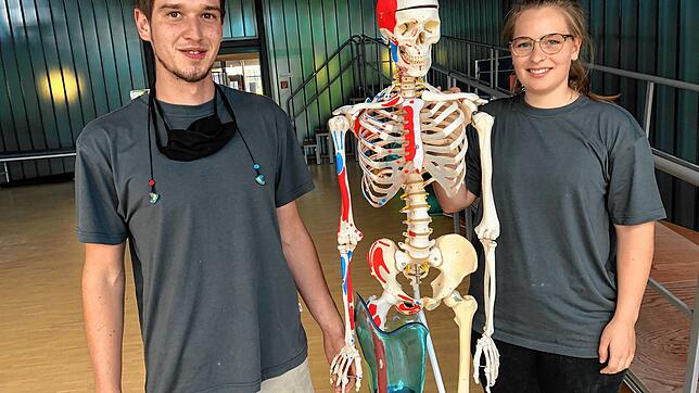 Jana Lehmann ist sein Kurzem ausgebildete Orthopädietechnikerin und -mechanikerin. Ihr Kollege Adrian Iacubino ist im ersten Lehrjahr ...