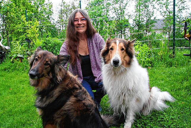 Auch wenn man arm ist, sollte man sich nicht vom Haustier trennen müssen: Roswitha Hausin, im Bild mit ihren Collie-Damen, hat die ...