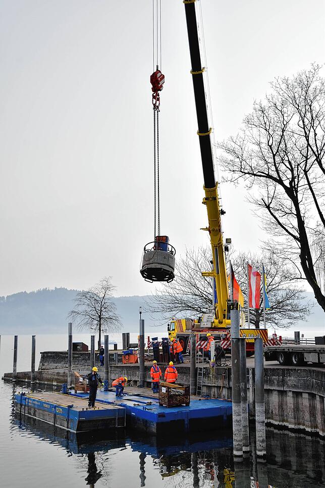 Bild 17: Bilder vom Zusammenbau einer Bohrplattform im Bodmaner Hafen