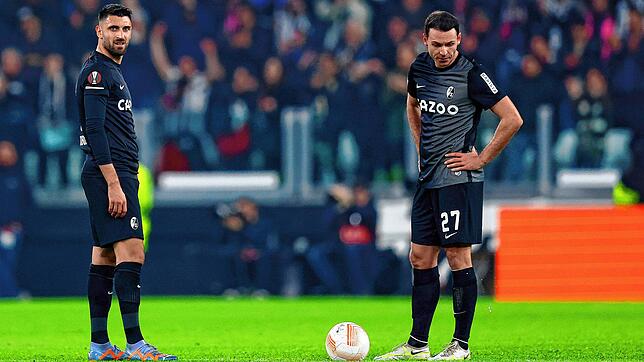 Fußball: Europa League, Juventus Turin &ndash; SC Freiburg, Achtelfinale, Hinspiel, Allianz Stadium. Freiburgs Vincenzo Grifo (l) und ...