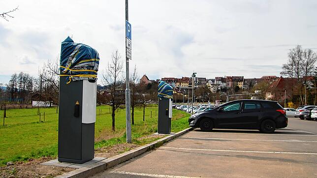 Auf dem Parkplatz der Jahnhalle wurden bereits Anfang März zwei neue Ladestationen aufgestellt. Diese sind allerdings noch nicht in Betrieb.