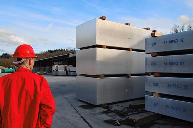 Auf dem Gelände stapeln sich die großen Barren aus recyceltem Aluminium. Die größten von ihnen sind 1,70 Meter breit, 1,10 Meter hoch ...