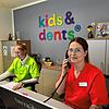 Saskia Alber (vorne rechts) und ihre Kollegin Heike Böhnisch beantworten in der Kinderzahnarztpraxis von Julia Richter das Telefon – ...
