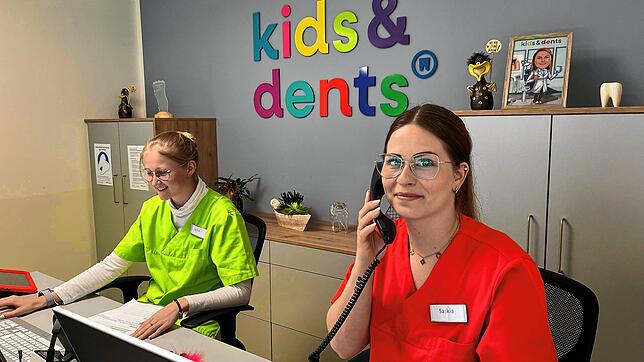 Saskia Alber (vorne rechts) und ihre Kollegin Heike Böhnisch beantworten in der Kinderzahnarztpraxis von Julia Richter das Telefon – ...