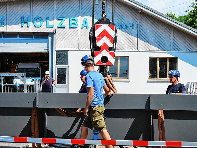 Bild 8: Die neue Brücke über die Schlücht ist da! Das sind die Bilder vom Aufbau