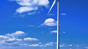 Zu den zwei kleinen Windrädern in Bonndorf, hier das beim krummen Föhrle, könnten sich drei größere Anlagen gesellen. Archivbild: ...