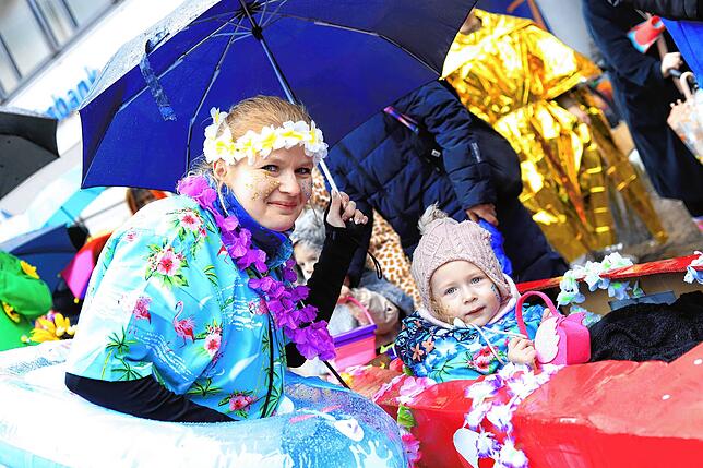 Bild 30: Überlingen am Schmotzigen Donnerstag: Bunte Bilder vom Kindergarten-Zug in der Altstadt