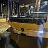Ein Linienbus rammt in Neuhausen am Rheinfall eine Betonmauer und wird massiv beschädigt. Ein Fahrgast ist verletzt.