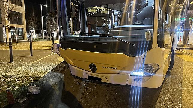 Ein Linienbus rammt in Neuhausen am Rheinfall eine Betonmauer und wird massiv beschädigt. Ein Fahrgast ist verletzt.