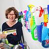 SÜDKURIER-Lokalchefin Kerstin Mommsen in ihrer Waschküche – Reinigungsmittel gibt es eigentlich nur in Plastik verpackt. Seitdem sie auf ...