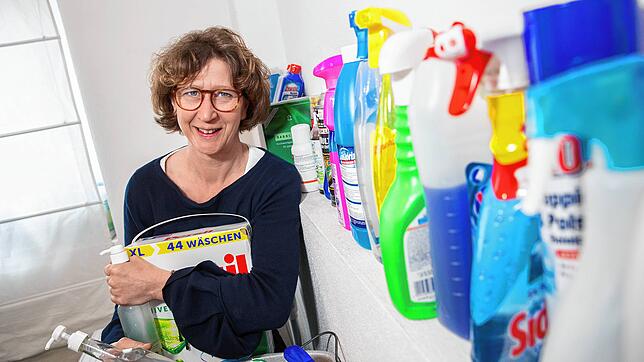 SÜDKURIER-Lokalchefin Kerstin Mommsen in ihrer Waschküche – Reinigungsmittel gibt es eigentlich nur in Plastik verpackt. Seitdem sie auf ...