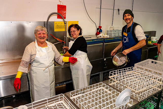 Beim Spüldienst im Gemeindehaus, Cornelia Knippick (links), Helga Biehler (mitte) und Reiner Höfler (rechts).